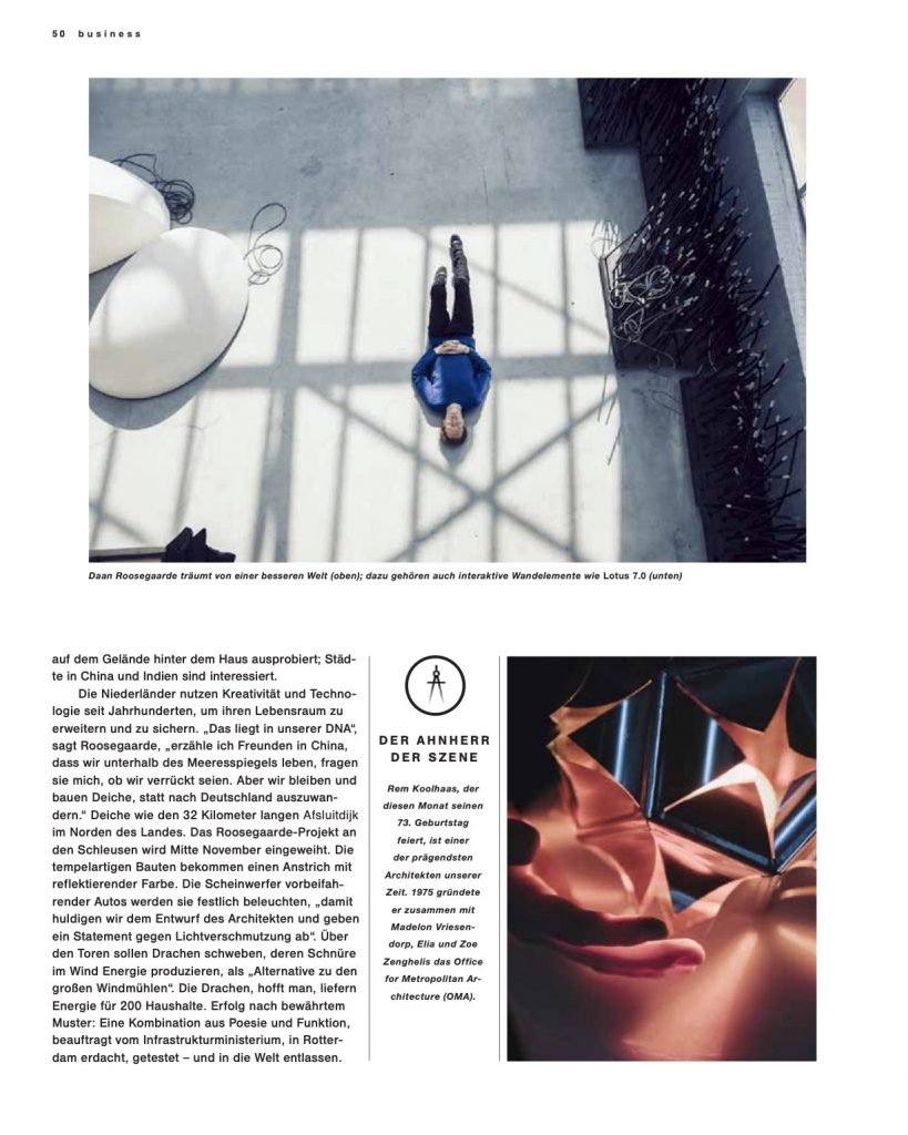 Daan Roosegaarde träumt von einer besseren Welt (oben), er liegt auf dem Boden seines Studios und blickt durch's Glasdach in den Himmel. Im Bild unten, die interaktiven Wandelemente Lotus 7.0., die sich wie eine Lotousblüte durch Lichteinfall öffnen und schließen.