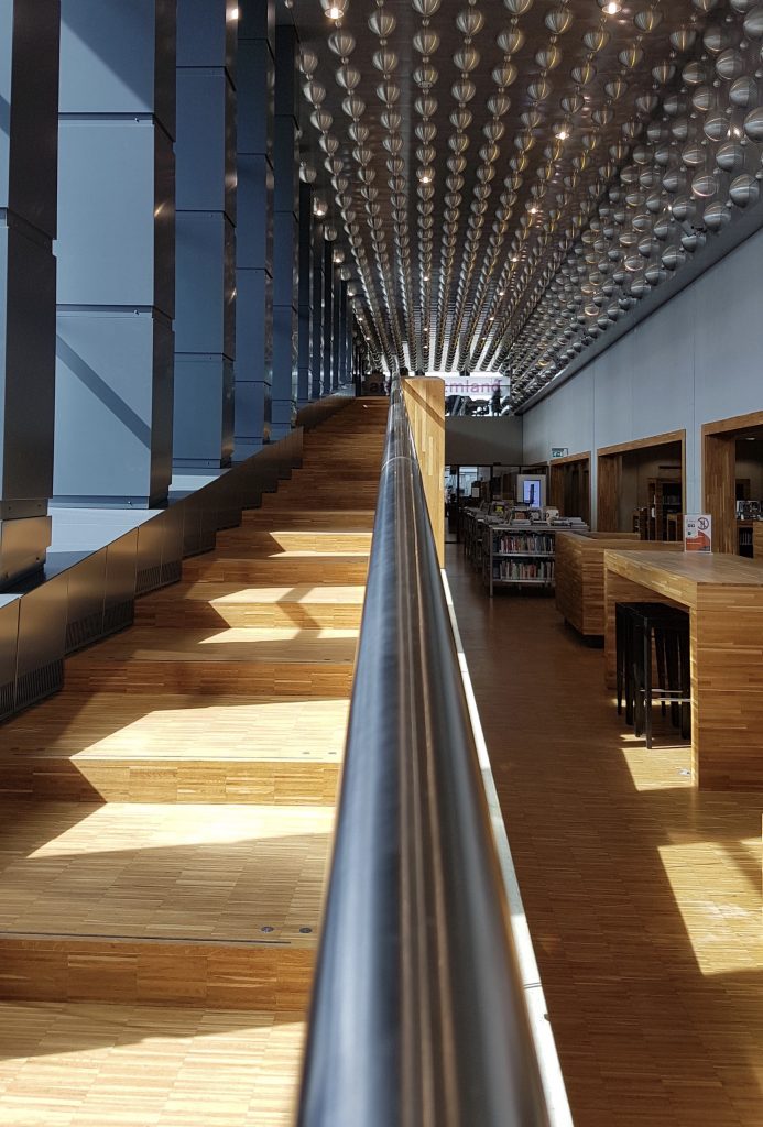 Bambusfußboden in Stäbchenoptik in einer Bibliothek.
