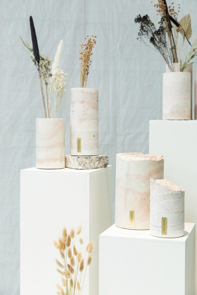 Macarena Torres Puga’s Waste Epiphany-Objekte fertigt sie in Handarbeit aus gebrauchten Ziegeln und gebrauchtem Beton, Abfallprodukten der Bauindusttrie. Die Vasen haben eine marmorierte Oberfläche in Weiß und Rosé.