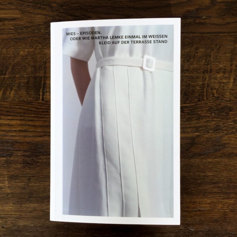 Cover des Buchs Mies – Episoden. Oder wie Martha Lemke einmal im weißen Kleid auf der Terrasse stand. Auf dem Cover ist ein Foto des nachgebildeten weißen Originalkleides mit Faltenrock und weißem Gürtel abgebildet.