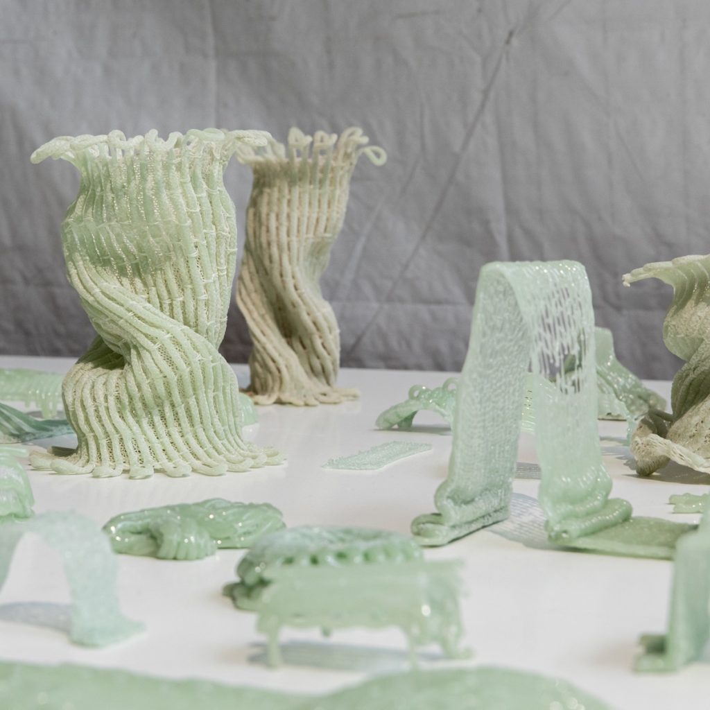 Soft Silicia von Sarah Roseman sind filigrane hellgrüne Objekte an der Schwelle zwischen Glas und Textilien, hergestellt aus Siliziumdioxid.